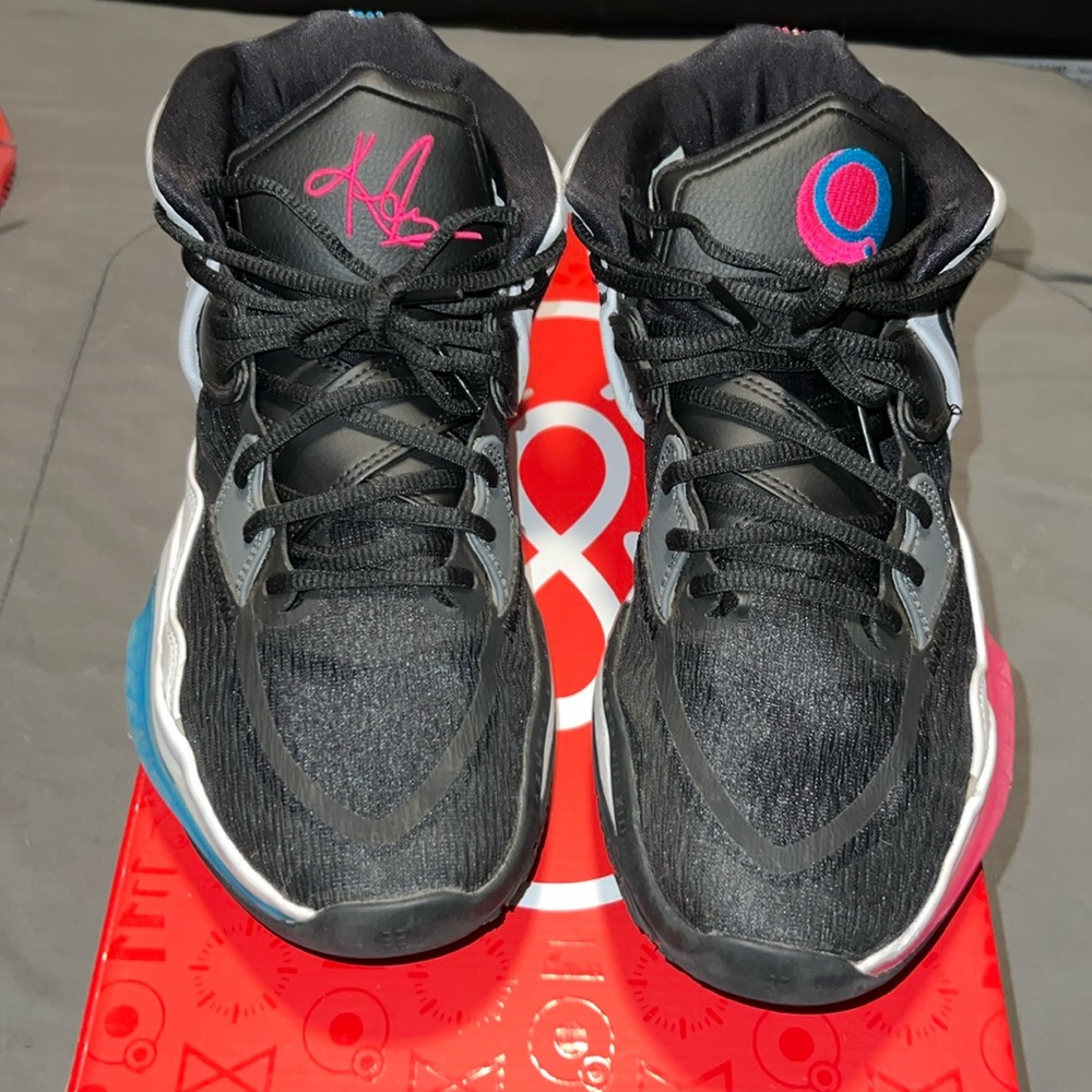 Men’s Kyrie Infiniti 9 1/2 sneakers